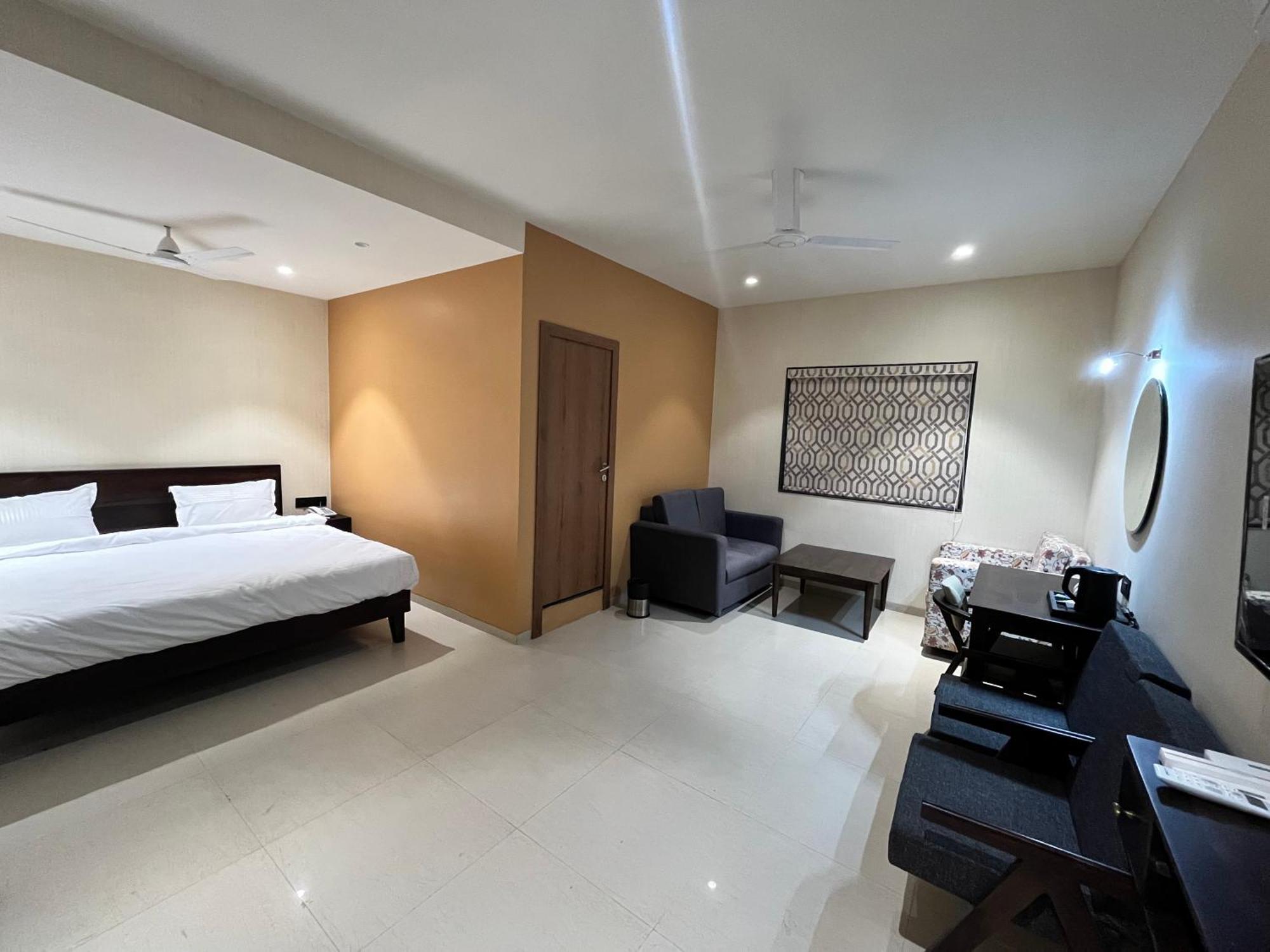 Hotel Avenue Plaza Mundra 外观 照片